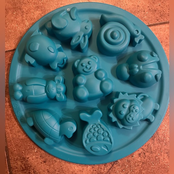 Silicone baking, candy, jello mold Lion turtle ladybug fish pig cow teddy bear - Picture 1 of 5